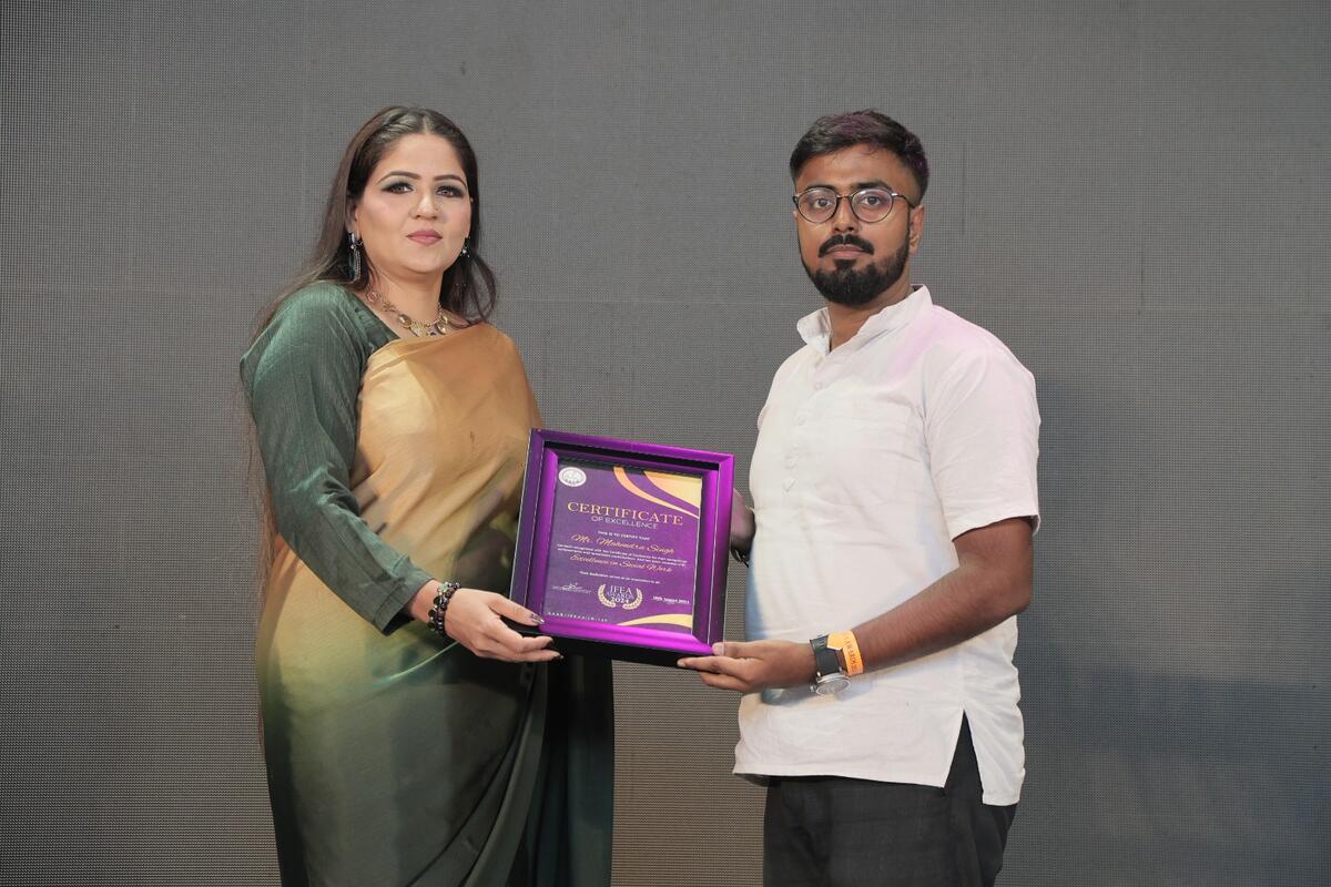 Dr. Seema Mehlawat Presenting Course Completion Certificate – Sarvam Rishi